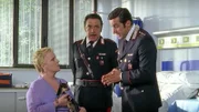 Capitano Anceschi (Flavio Insinna, r.) und Maresciallo Cecchini befragen den zickigen Opernstar Giulia Baldeschi (Katia Ricciarelli, l.).