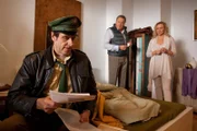 Monika Boll (Marita Marschall) führt Girwidz (Michael Brandner, Mitte) und Staller (Helmfried von Lüttichau, l.) in Gerbers Zimmer. Staller findet Kontoauszüge des Toten auf denen ersichtlich wird, dass dieser total pleite war.