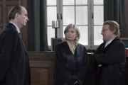 (v.l.n.r.) Markus Gellert (Herbert Knaup); Isabel von Brede (Sabine Postel); Staatsanwalt Wärmelskirchen (Werner Wölbern)