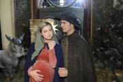 Das Gespräch zwischen Alexander (Paul Grasshoff, r.) und Mia (Josephine Schmidt, l.) lässt sie im Streit auseinander gehen. Doch es wartet eine weitere Überraschung auf beide: Sie sollen auf einem Charity-Event Maria und Josef mimen ...