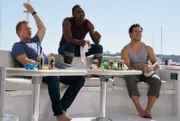 Meredith findet sich auf dem Titelblatt einer Fachzeitschrift wieder. Unterdessen genießen Owen (Kevin McKidd, l.), Ben (Jason George, M.) und DeLuca (Giacomo Gianniotti, r.) eine Auszeit auf See ...