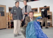Staatsanwältin Glaser (Britta Schmeling, Mi.) befragt Fallschirmsprung-Trainer Keil (Jockel Tschiersch, li.) zu dem tragischen Unfall Kiebels. Kommissar Kehler (Wolfgang Bathke) untersucht den Fallschirm.