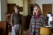 Katrin Olmützer (Sarah Bauerett) und Gesine Schwenk (Johanna Gastdorf) wissen nichts über den Mord. (v.l.)