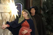 Mia (Josephine Schmidt, l.) und Alexander (Paul Grasshoff, r.) gehen im Streit auseinander. Umso überraschter sind sie, als sie auf dem Charity-Event auf einmal Maria und Joseph spielen sollen. Durch ihren Streit beflügelt, fällt ihr Krippenspiel eher unkonventionell aus ...