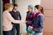 Während Kurt versucht, seinem neuen Freund Tom zu helfen, machen sich Danni (Annette Frier, 2.v.r.) und Stefanie (Emma Grimm, r.) auf zu Lilys Pflegefamilie Marion (Isabell Brenner, l.) und Uwe Gruber (Michael Behrendt, 2.v.l.), mit fatalen Folgen ...
