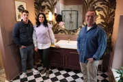 V.l. Paul, Steph und Mark Millar im renovierten Bad