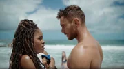 Da könnte etwas entstehen … Auch wenn Justin (Richard Gau) nicht verhindern konnte, dass Nina (Amara Okereke) das Kajak zum kentern gebracht hat.