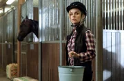 ARD HEITER BIS TÖDLICH - HAUPTSTADTREVIER, FOLGE 12 (WH.), "Rivalen der Rennbahn", am Dienstag (29.07.14) um 18:50 Uhr im ERSTEN. Undercover-Einsatz: Julia Klug (Friederike Kempter) schleicht in den Pferdestall und besorgt sich eine zweite Urinprobe von "Chardonnay".