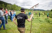 Servus TV, Landjugend Rattenberg, Sensenmaehen, Ausscheidung in Rattenberg. - Bild zeigt: ein Mitglieder der Landjugend.