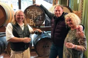 Tobi Kämmerer (Mitte) mit Heike und Stefan Alles, in deren Likörfabrik der Kräuterlikör „Reichs-Post Bitter“ hergestellt wird.
