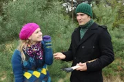 Während beide ursprünglich in den Wald gegangen sind, um einen Baum zu fällen, wird aus Spaß Ernst: Mia (Josephine Schmidt, l.) und Alexander (Paul Grasshoff, r.) ...