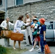 Bernie (Heinz Baumann, m.) - der geschiedene Mann von Angi (Thekla Carola Wied) - holt die Kinder Tom (Tarek Helmy), Tanja (Julia Biedermann) und Markus (Timmo Niesner) zur Reise nach Italien ab. Werner (Peter Weck) darf wieder Koffer schleppen.