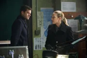 Ein seltsamer Einbruch in eine Metallsammelstelle erregt die Aufmerksamkeit des Fringe-Teams: Peter (Joshua Jackson, l.) und Olivia (Anna Torv, r.) ...