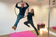 Tobi Kämmerer mit Theresa Theves in ihrem Pole-Dance-Studio in Bad Homburg beim „Aerial Hoop“.