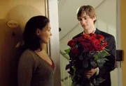 DIE STEIN I. STAFFEL, FOLGE 10, "Zwischen Baum und Borke", am Sonntag um 13:10 Uhr. Aeneas (Lucas Confurius, r.) macht seiner Lehrerin Katja Stein (Julia Stemberger, l.) eine Liebeserklärung.