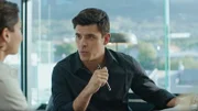 Roger (Arno Greeff) überredet Cleo (Tarryn Wyngaard), ihn zum Abendessen im Club der jungen Anwälte zu begleiten um zu netzwerken.