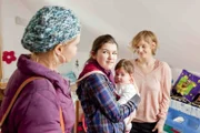 Gemeinsam mit Stefanie (Emma Grimm, 2.v.l.) besucht Danni (Annette Frier, l.), die Pflegeeltern, Marion (Isabell Brenner, l.) und Uwe Gruber, von Lily. Noch ahnt allerdings niemand, was Stefanie im Schilde führt ...