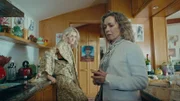 Mrs. Fine (Adrienne Pearce), Michaelas Mutter, findet zum einen, dass ihre Tochter (Carmen Pretorius) definitiv zu alt ist, um einfach nur abzuhängen, und zum andern, dass sie alt genug ist, um pünktlich Miete zu zahlen. Andernfalls wird das Haus verkauft.