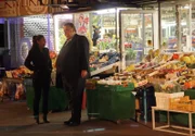 Gregor Ehrenberg (Dieter Pfaff, r.) hat entdeckt, dass Yasmin (Burcu Dal, l.) im Laden ihrer Eltern Rechtsberatung für ihre Landsleute durchführt.