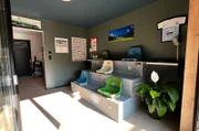 Das Fußballzimmer ist der zentrale Ort im Haus mit original Sitzschalen aus dem Bremer Weser-Stadion.
