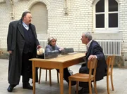 Christinas (Gisela Schneeberger, M.) alter Freund Martin Brüggmann (Walter Kreye, r.) ist wegen Mordverdachts verhaftet worden. Auf ihre Bitte hin ringt sich Gregor Ehrenberg (Dieter Pfaff, l.) dazu durch, die Verteidigung seines langjährigen Gegners zu übernehmen.