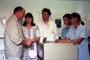 "Kaisermühlen Blues", "Gottes Mühlen." Mit Trautmanns Unterstützung und Fürsorge lässt sich Ines das Kind abtreiben. Auch Pepi und Claudia haben eine schwere Zeit: Sie sind beide ohne Arbeit und im Hause Schoitl mehr oder weniger geduldet. Als Erwin Schoitl vom Verhältnis seiner Mausi-Maus erfährt, rastet er völlig aus und ist knapp daran sein Haus inklusive seiner Mausi-Maus den Flammen zu opfern.Im Bild (v.li.): Wolfgang Böck, Doris Hick, Thomas Enzinger, Ina Halmagyi, Nora Frey.