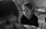 Holle (Jenny Schily) sorgt sich um ihren schizophrenen Bruder Sven (Jens Brock).