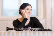 Das NRW Sommerkonzert 2025 findet vor der spektakulären Kulisse des Luftschiffhangars in Essen/Mülheim statt – mit dabei ist die international gefeierte Klarinettistin Sharon Kam, die ihr Instrument über alle Register hinweg beherrscht und ihr Publikum von Kammermusik bis zu Orchesterkonzerten, von Klassik bis Klezmer begeistert.