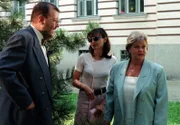 "Kaisermühlen Blues", "Wer will mich." Vysloczil hat eine Anfechtung der vergangenen Bezirkswahlen durchgebracht, und so muss die Wahl auf Grund eines Formalfehlers in Kaisermühlen wiederholt werden. So stürzen sich die Vertreter sämtlicher Parteien in einen heißen Wahlkampf und selbst Kudrnac kandidiert mit seiner "Liste Kudrnac und Freunde".Im Bild (v.li.): Götz Kauffmann (Rudi Gneisser), Doris Hick (Ines Schimek), Marianne Mendt (Gitti Schimek).