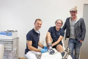 Dr. Markus Klingenberg ist Facharzt für Orthopädie und Unfallchirurgie. Sein Schwerpunkt ist die Behandlung von Gelenkverletzungen und Arthrose. Für die Behandlung von leichter bis mittel schwerer Arthrose gibt es seit kurzem eine neue Methode: Die Stammzellentherapie. Mit Hilfe dieser Therapie konnte Dr. Klingenberg schon über 1.000 Patienten einen schmerzfreien Verlauf der Krankheit ermöglichen.