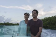 Henri (Suzanne von Borsody, l.) und Miguel (Bruno Irizarry, r.) sind auf der Suche nach der von ihnen ausgewilderten Schildkröte.