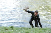 ARD/HEITER BIS TÖDLICH - HAUPTSTADTREVIER, neue Krimiserie (8 Folgen), Folge 10 "Giftmüll", am Dienstag (12.02.2013) um 17.55 Uhr im Ersten. Ein kühner Sprung in die Spree und Patrick Klug (Oliver Bender) hat Baby Ellies Teddy gerettet.