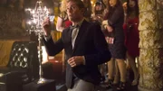 Nach einem Zwischenfall gibt sich Greg Sanders (Eric Szmanda) in dem Club, in dem sich die "Rubber Dolls" mit ihren Verehrern treffen, als Ermittler zu erkennen.