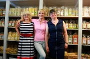 Gutting Pfalz Nudeln. Anna Lena Dörr mit Corinna Schreieck (blaues Kleid, rechts) und Gerlinde Thelen (gestreiftes Kleid, links) (Tochter und Mutter), Inh. von Gutting Pfalz Nudeln in Großfischlingen.
