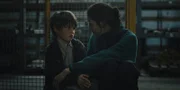 Nadine (Aenne Schwarz) muntert Paul in Gestalt eines Kindes (Sammy Schrein) auf und hilft ihm sich zu sortieren.