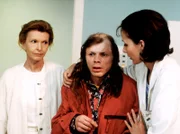 Maia Dietz (Ina Rudolph) und Oberschwester Ingrid (Jutta Kammann) finden Paul Weller (Axel Neumann), nachdem dieser Rose etwas zu essen bringen wollte.
