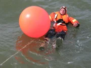 Willi ist diesmal an Bord eines Seenot-Rettungskreuzers, auf der auch Rettungseinsätze trainiert werden. Willi bietet sich als Übungsopfer an.