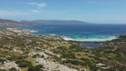 Landschaftsaufnahme der Insel Asinara vom Festland aus Richtung Meer