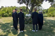 Trauergemeinschaft steht am Wiener Zentralfriedhof vor dem lebenden Sarg