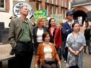 15 Uhr im Ersten. Demonstration gegen die Schulschließung: Dr. Karl Kanther (Thomas Schendel), Renée Reinhardt (Petra Kleinert), Marie Kanther (Annett Kruschke, im Rollstuhl), Katja Stein (Julia Stemberger), Lutz Pellworm (Dirk Schoedon), Viola Zucker (Simone von Zglinicki) (v.l.n.r.).