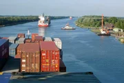 Rennstrecke für Feeder-Schiffe: der Nord-Ostsee-Kanal.