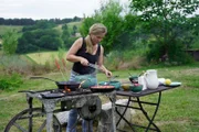 Jenny Gruber am Grill auf Wiese