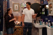 Kat (Mayim Bialik, l.); Max (Cheyenne Jackson, r.)