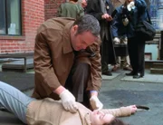 Goren (Vincent D'Onofrio) findet die junge Computerspezialistin Corinne Kennedy (Annie Barton Alvarez) tot vor ihrem Wohnhaus. War es Mord?