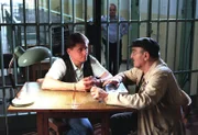 "Kaisermühlen Blues", "Undank ist der Welten Lohn." Kudrnacs Chronik ist endlich von einem Verlag angenommen worden und wird im Bezirksmuseum präsentiert. Als Trautmann ein Hehlertreffen hochgehen lässt, stellt sich heraus, dass Bachmann mit zu den Köpfen der Bande gehört. Er wird in Schubhaft genommen und nach Frankreich abgeschoben.Im Bild (v.li.): Christian Spatzek (August Schimek), Jaromir Borek (Francois Bachmann).