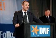 Der rechtsgerichtete Politiker Einar Bergene (Kyrre Haugen Sydness, li) und sein Parteichef Fredriksen (Kai Remlov) wollen die Wahl mit fremdenfeindlichen Parolen gewinnen.