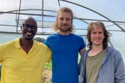 Was ist eigentlich Permakultur? Yared mit Fabian Wilder (rechts) und Jakob Jonas Adam.