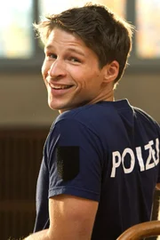 NDR Fernsehen HEITER BIS TÖDLICH - HAUPTSTADTREVIER, FOLGE 13, "Kranke Schwestern", am Samstag (16.05.15) um 16:45 Uhr. Jährlicher Leistungstest der Berliner Polizei: Patrick Klug (Oliver Bender) muss gut abschneiden, um sich für die Ausbildung beim SEK bewerben zu können.