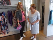Shoppingbegleitung Mandy und Kandidatin Angela (r.)