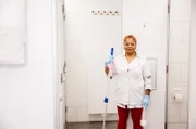 Jenny legt Wert darauf, dass ihre Toiletten immer sauber sind. Sie will, dass ihre Kunden zufrieden sind.